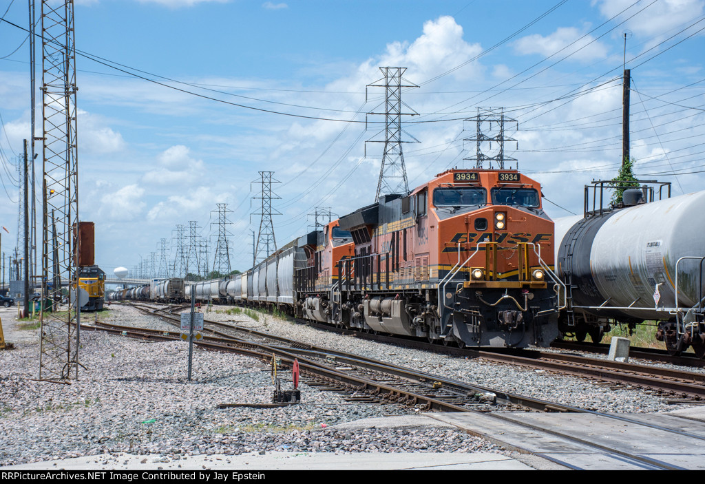 BNSF 3934 begins to ease out of PTRA's North Yard 